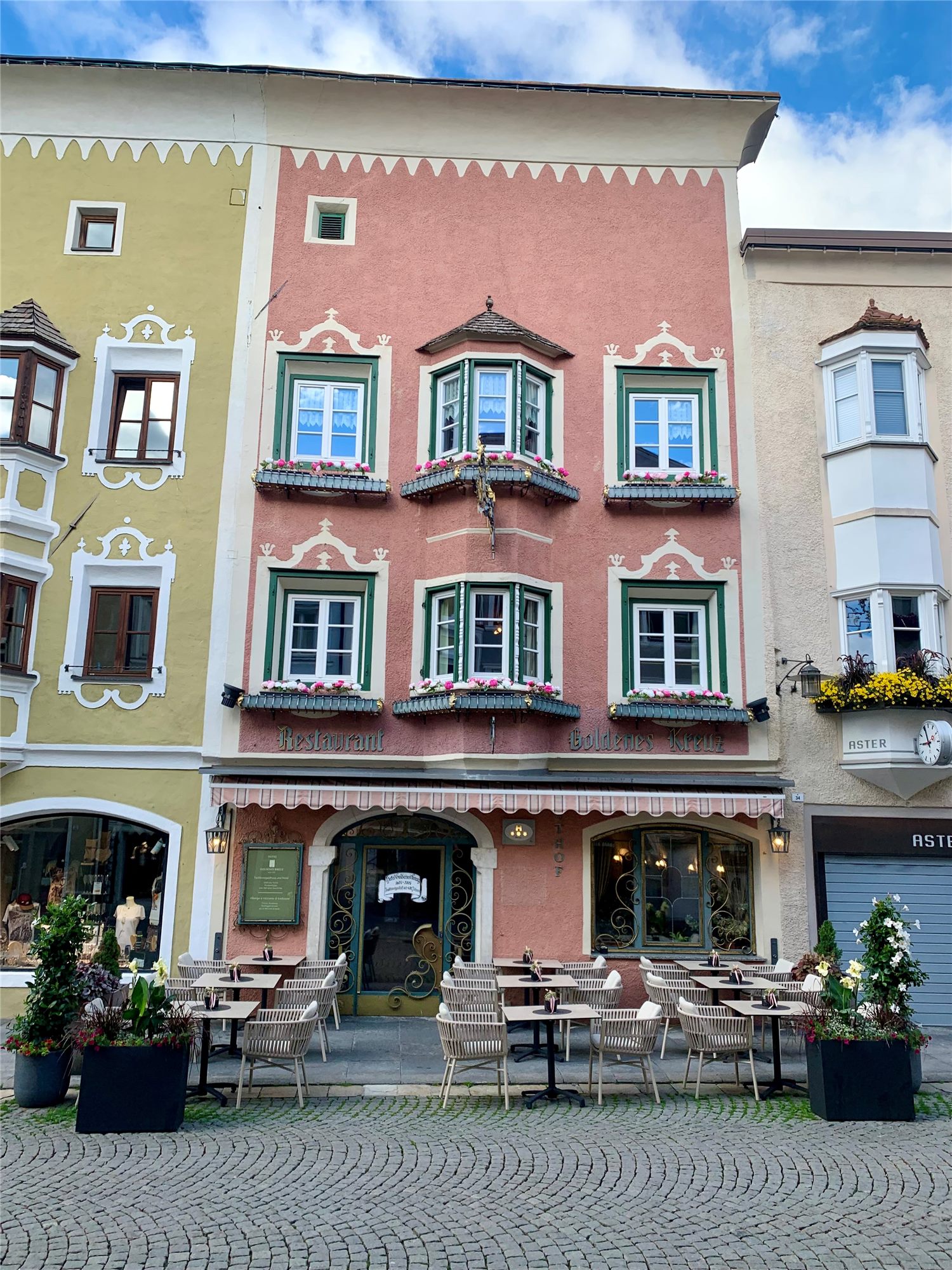 Fassade des Hotel Goldenes Kreuz in der Fußgängerzone von Sterzing