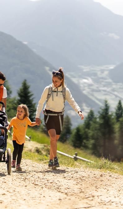 Familie beim Wandern am Rosskopf
